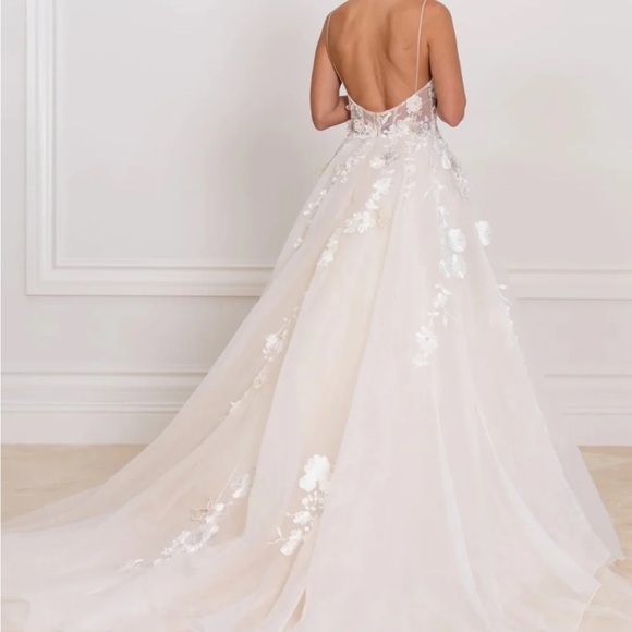 Liz Martinez SS 2023 Maria Wedding dress. A line Silk organza with 3D appliqué. - Picture 4 of 11